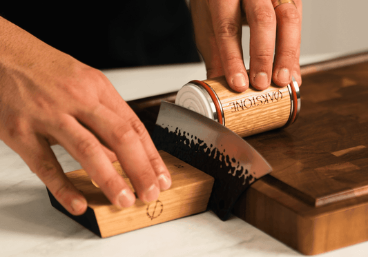 Sharpening a knife with the Oakstone oak roller