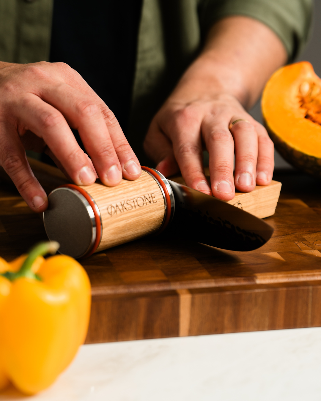Sharpening a chef's knife at 20 degrees with the Oakstone rolling sharpener
